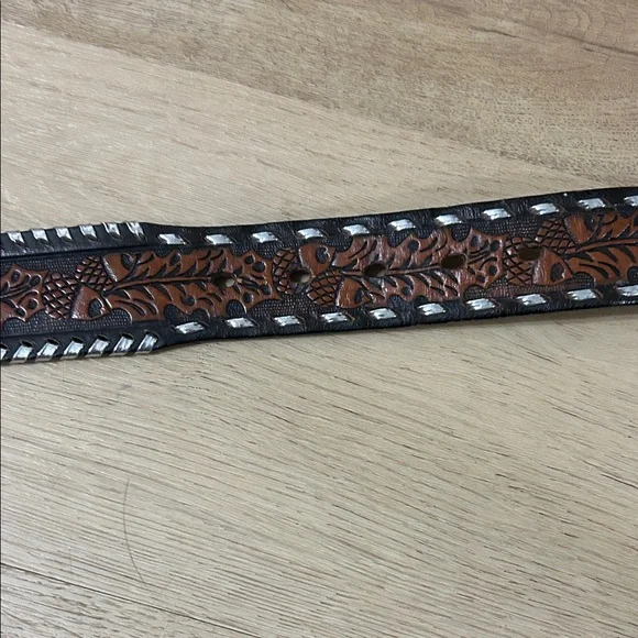 Intricate leather belt - Picture 5 of 9